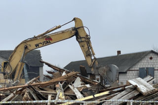 Rozbiórka domu Wesołowskich z Wyryków. Coś się w końcu ruszyło. Taki prezent na święta.