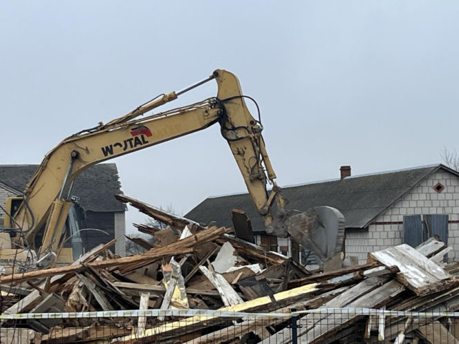 Rozbiórka domu Wesołowskich z Wyryków. "Coś się w końcu ruszyło. Taki prezent na święta".