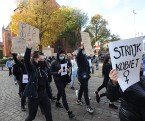 Kołobrzeg: Protest kobiet na ulicach miasta