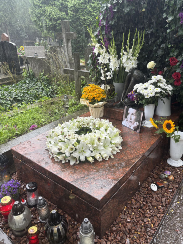 To już 7 lat, jak nie ma z nami Kory. Tak dzisiaj wygląda grób gwiazdy Maanamu