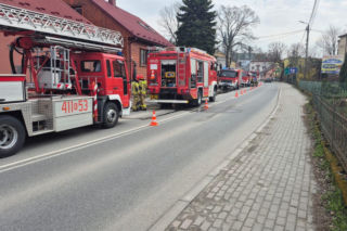 Szczurowa: Groźny pożar budynku. Strażacy użyli drona z kamerą