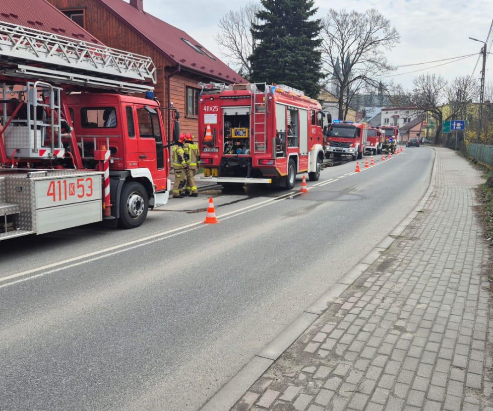Pożar budynku gospodarczego w Szczurowej. Zobacz zdjęcia z akcji gaśniczej