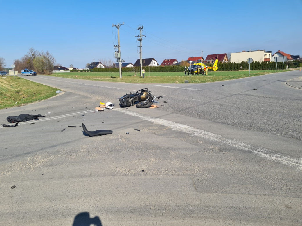 Żerków: Zderzenie samochodu z motocyklem! Kierująca ZIGNOROWAŁA znaki! Lądował helikopter LPR 