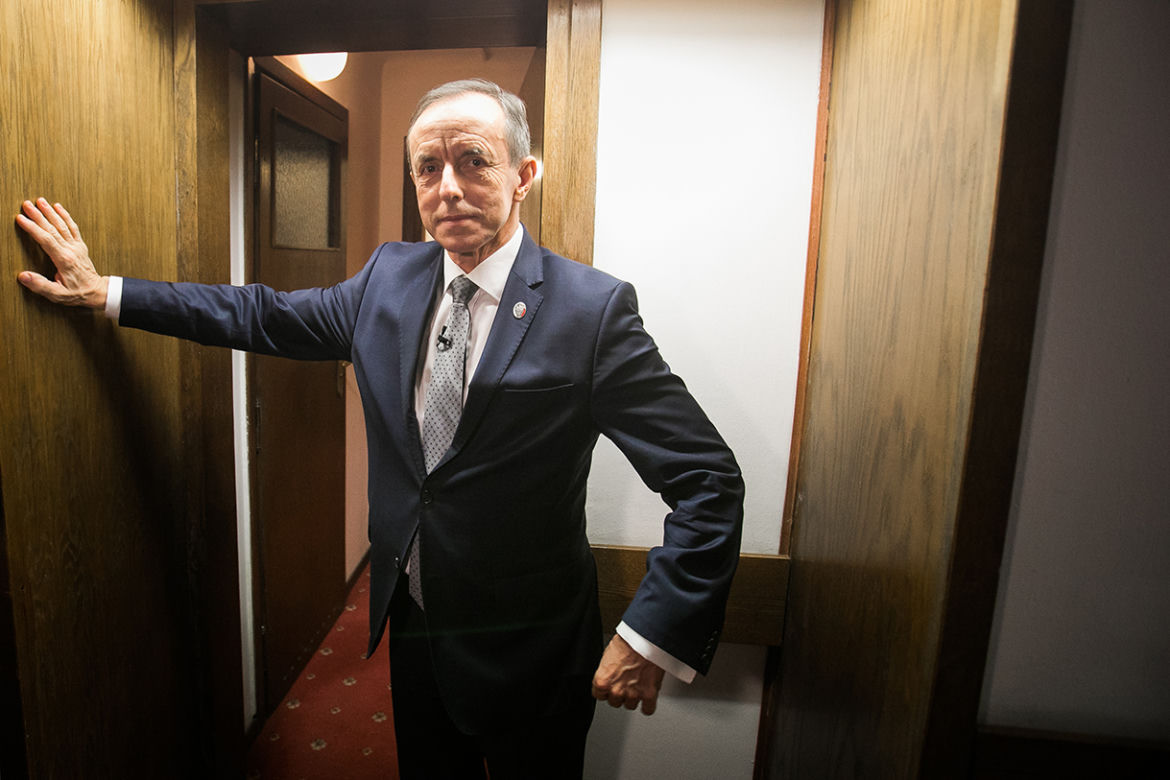 Marszałek senatu Tomasz Grodzki w swoim pokoju w hotelu sejmowym