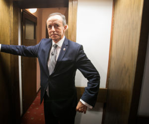 Marszałek senatu Tomasz Grodzki w swoim pokoju w hotelu sejmowym