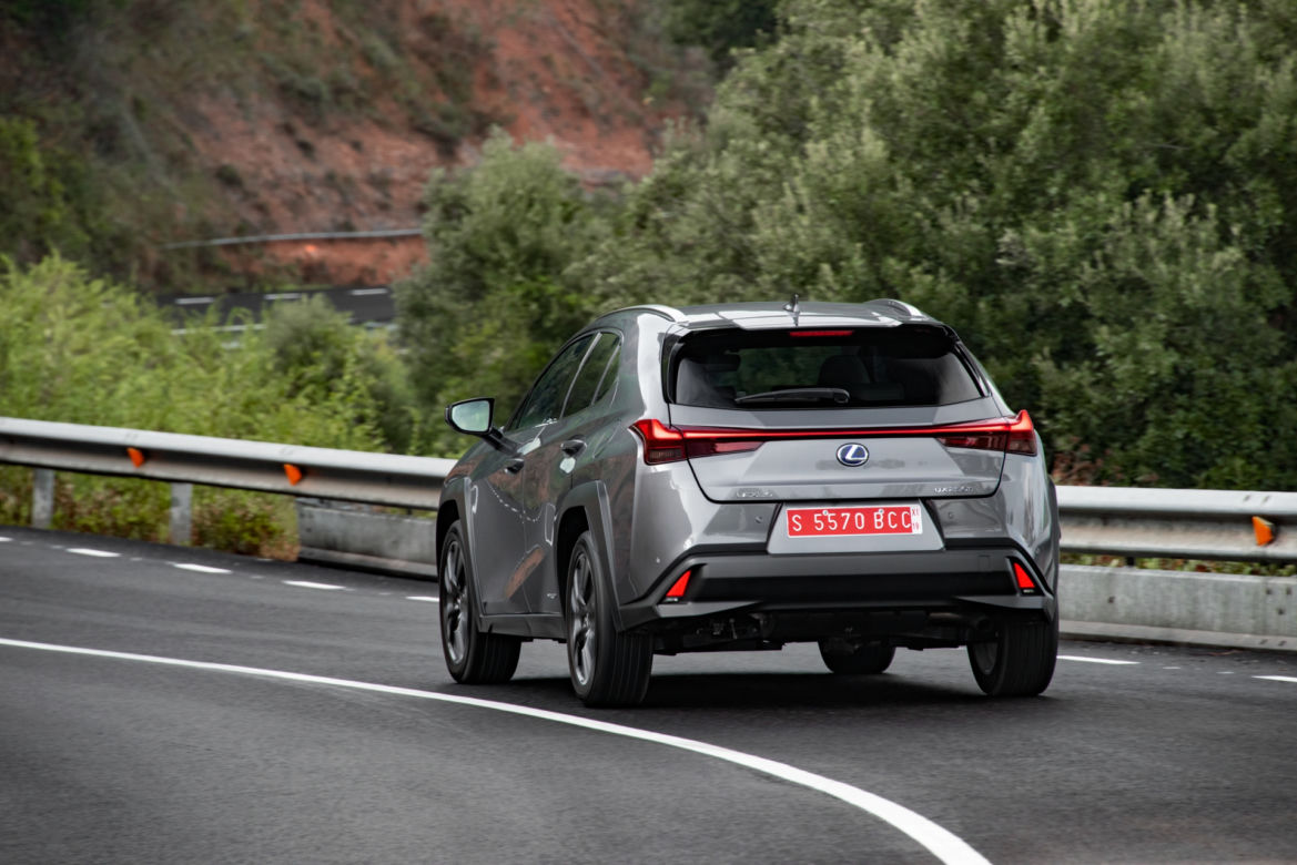 Lexus UX 250h E-Four Omotenashi