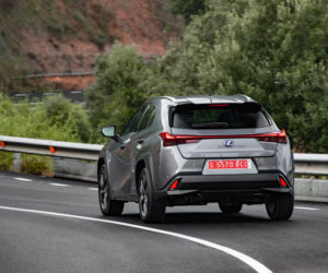 Lexus UX 250h E-Four Omotenashi