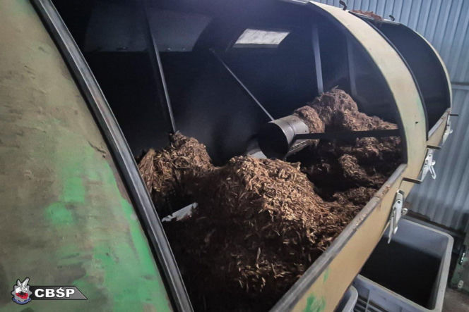 CBŚP uderza w grupę produkującą nielegalny tytoń