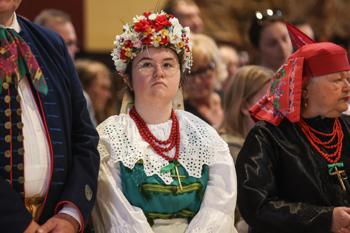 Święcenie pokarmów w strojach ludowych w Bytomiu