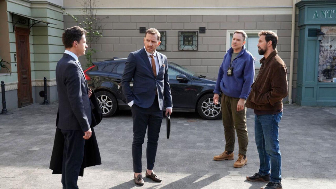Barwy szczęścia odc. 3062. Szczepan Krajewski (Robert Gulaczyk), Majak (Łukasz Borkowski), Marcin Kodur (Oskar Stoczyński)