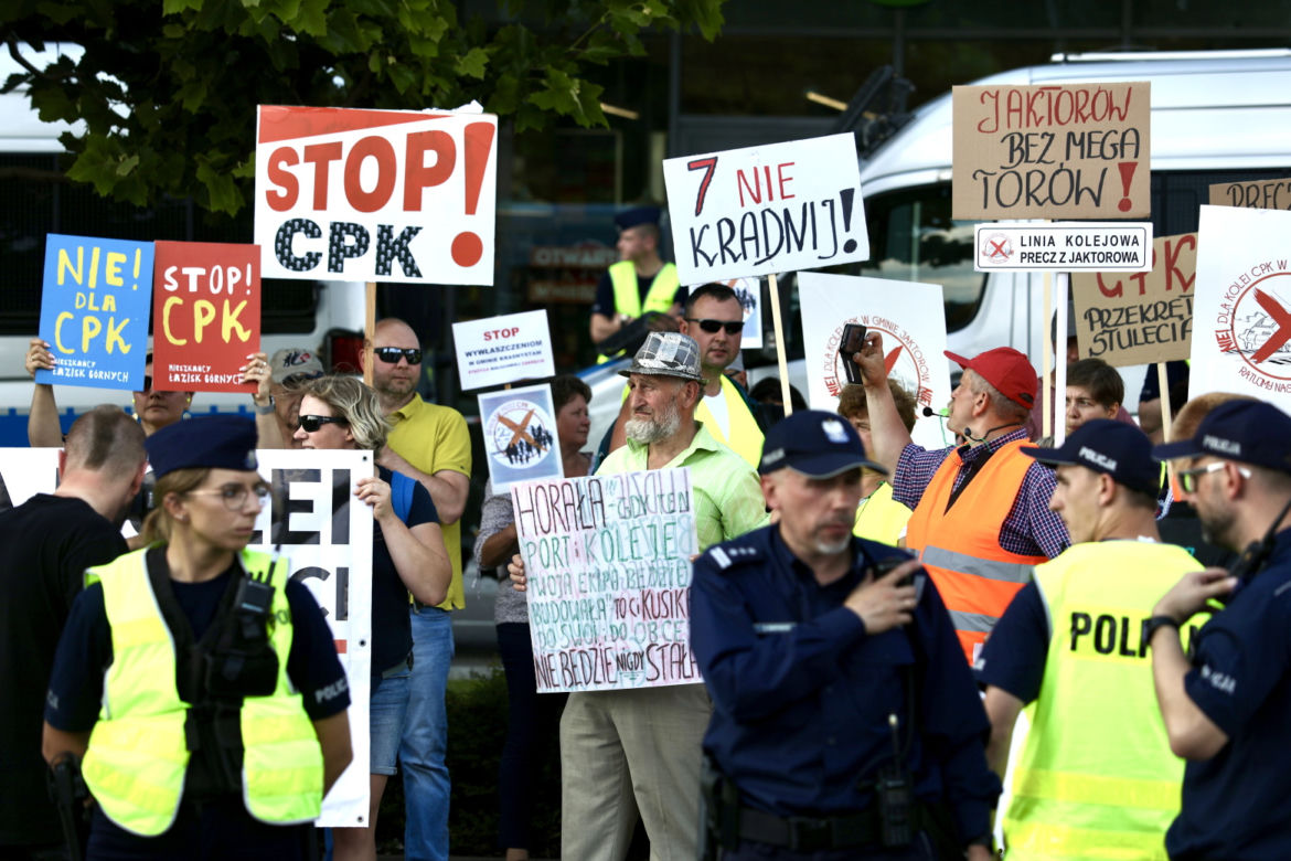 Rolnicy w stolicy przeciwko CPK. Protest przy dworcu zachodnim przed siedzibą spółki