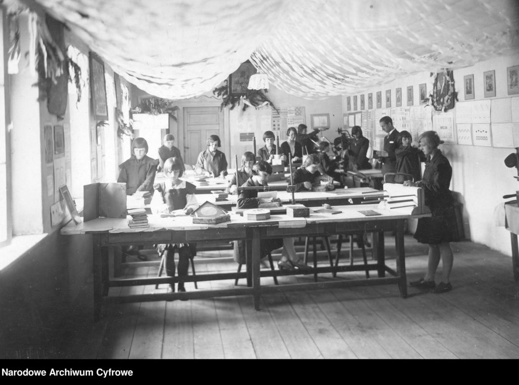 Uczennice podczas lekcji prac ręcznych. Lata 1918-39