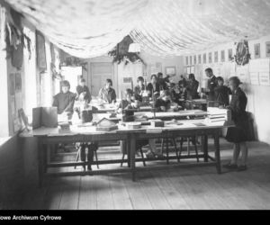 Uczennice podczas lekcji prac ręcznych. Lata 1918-39