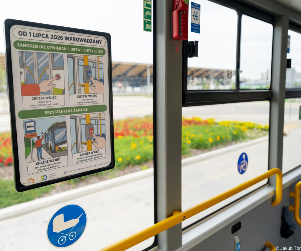 Tablica informacyjna w autobusie BKM przedstawia zasady samodzielnego otwierania drzwi oraz obsługi przystanków na żądanie, które zostaną wprowadzone od 1 lipca 2026. Więcej o zmianach w komunikacji publicznej przeczytasz na naszym portalu.