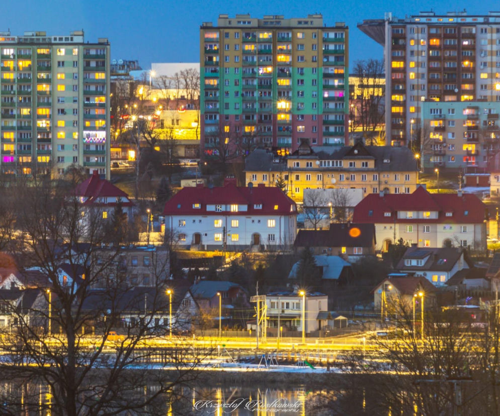 Oświetlona panorama Starachowic po zmroku z blokami i domami. Quiz o mieście znajdziesz na Eska Starachowice.