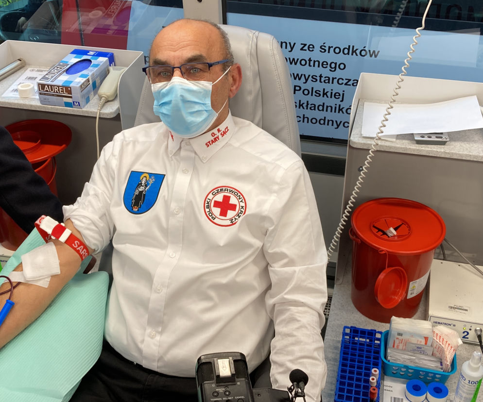 Andrzej Lis podczas oddawania krwi w Starym Sączu