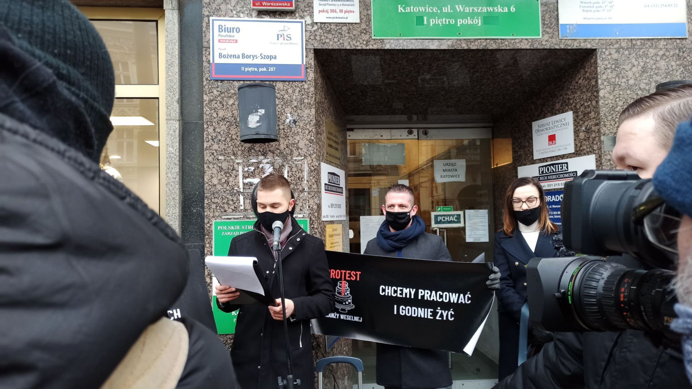 Protest branży ślubnej przed biurem PiS w Katowicach! Domagają się informacji od rządu kiedy będą mogli wrócić do pracy [ZDJĘCIA, WIDEO]