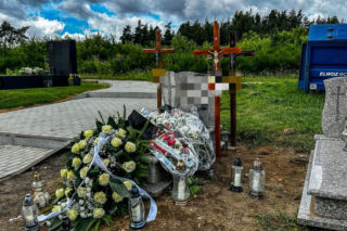 Adam stanął w obronie ukochanej, skatowali go na śmierć. Spoczął obok swoich braci