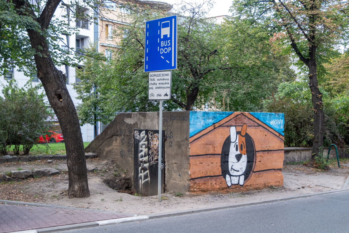 Namalował mural na schronie 