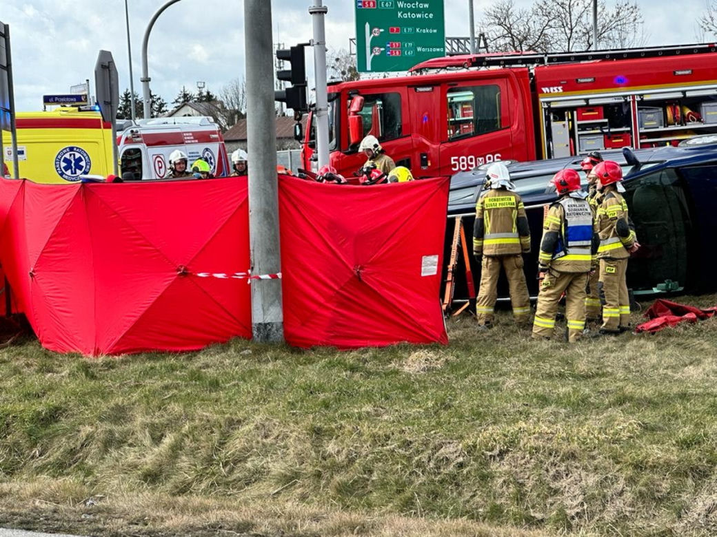 Dramatyczny dachowanie w Jankach. W akcji śmigłowiec LPR