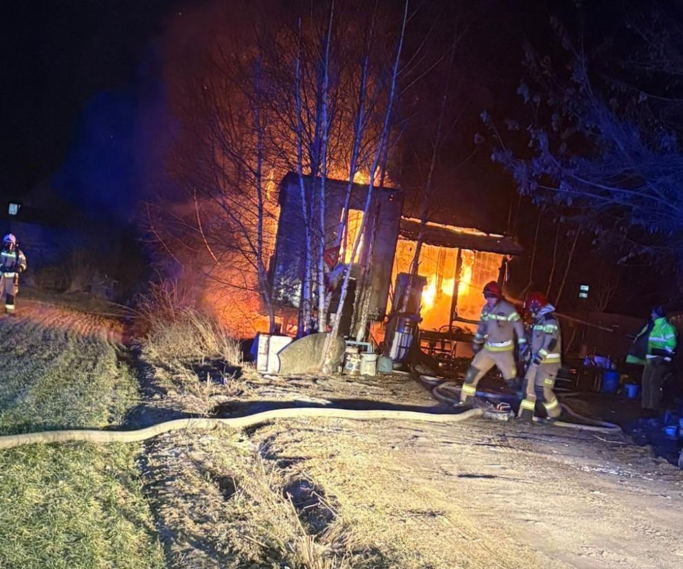 Pożar w Lasocicach. Budynek kontenerowy doszczętnie zniszczony