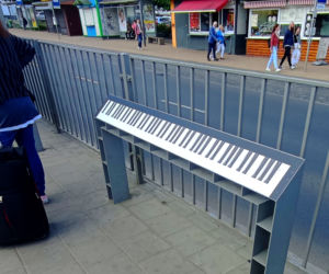 Muzyczne klimaty na przystanku tramwajowym w centrum Szczecina. Skąd wzięło się to nietypowe pianino? 