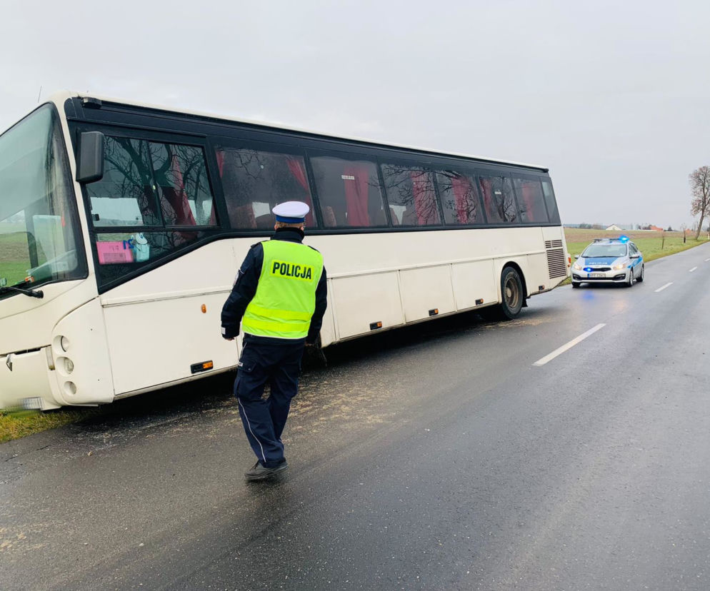 „Fruwali” po oblodzonych drogach. Wypadki i kolizje zmorą kierowców
