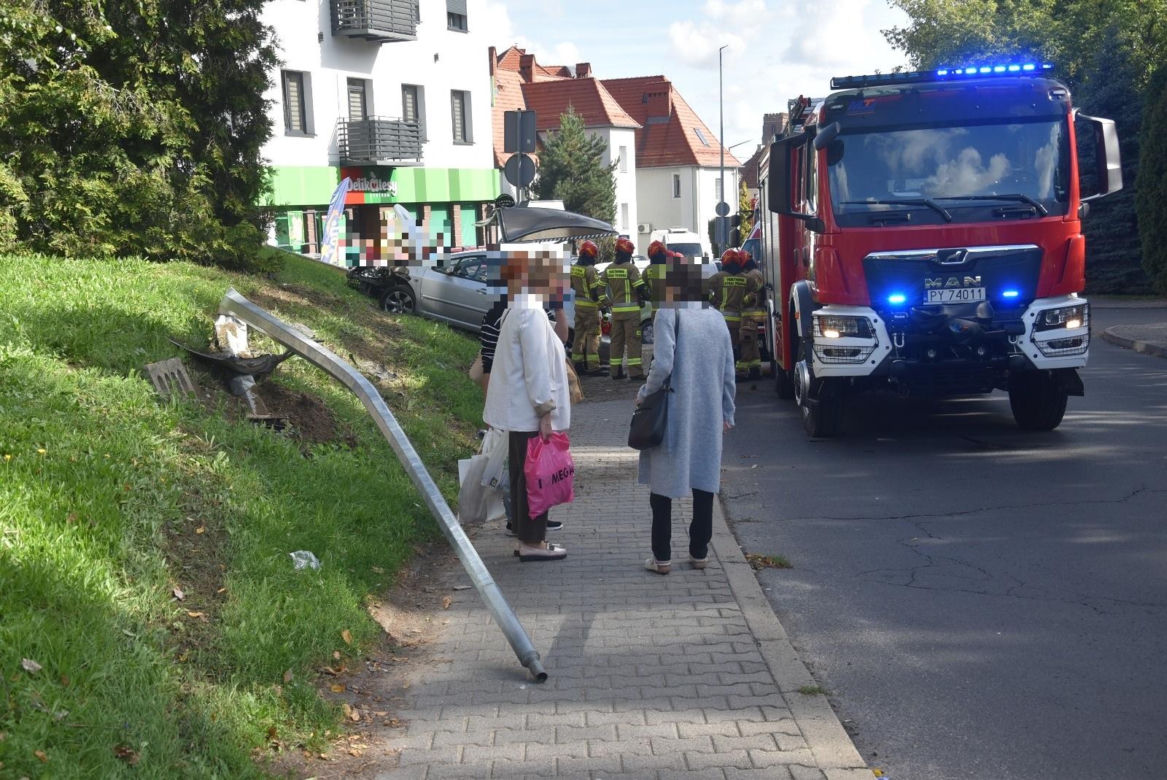 Niebezpieczne zdarzenie w Gostyniu. Samochód staranował latarnię i przystanek autobusowy