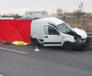 Tragiczny wypadek na S7: TIR zmiótł osobówkę z drogi