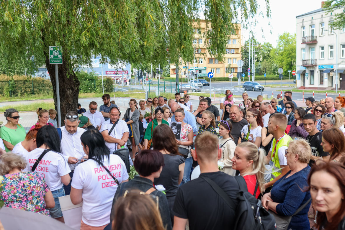 Biały Marsz dla Kamilka. Mieszkańcy Częstochowy przynieśli białe róże