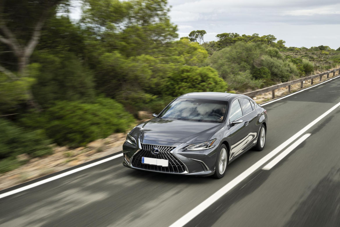 Obajtek i Lexus ES 300h