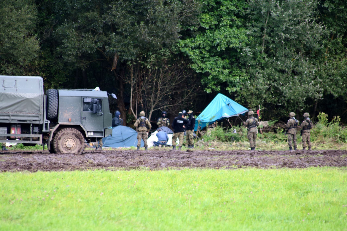 Usnarz Górny. Policyjny kordon odgradza aktywistów od koczowiska imigrantów