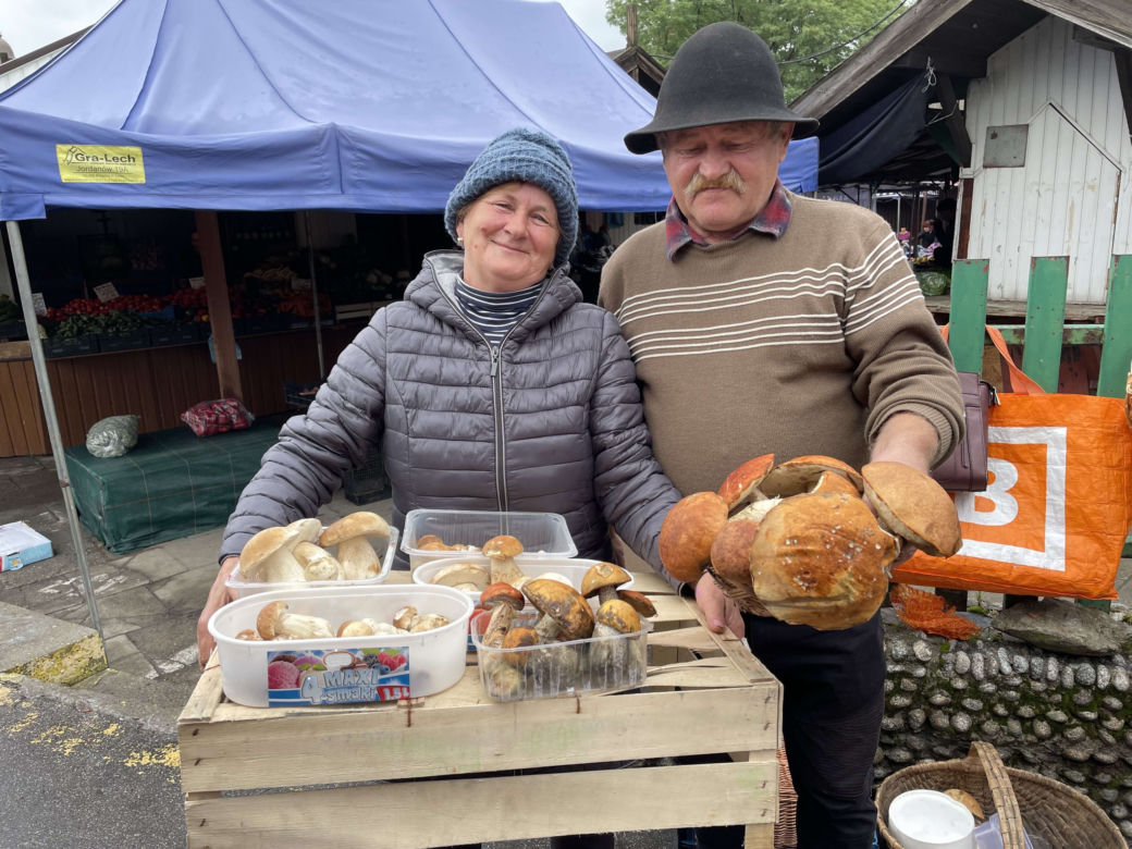 Grzybiarze sprzedają swoje zbiory na rynku maślanym 