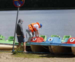 Karol Karski przyciął brwi i pojechał nad wodę