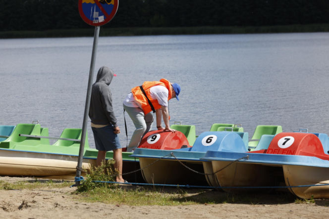Karol Karski przyciął brwi i pojechał nad wodę