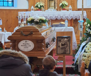 Pogrzeb ofiar wypadku pod Tarczynem. Anielka i Jaś spoczną z mamusią w jednym grobie