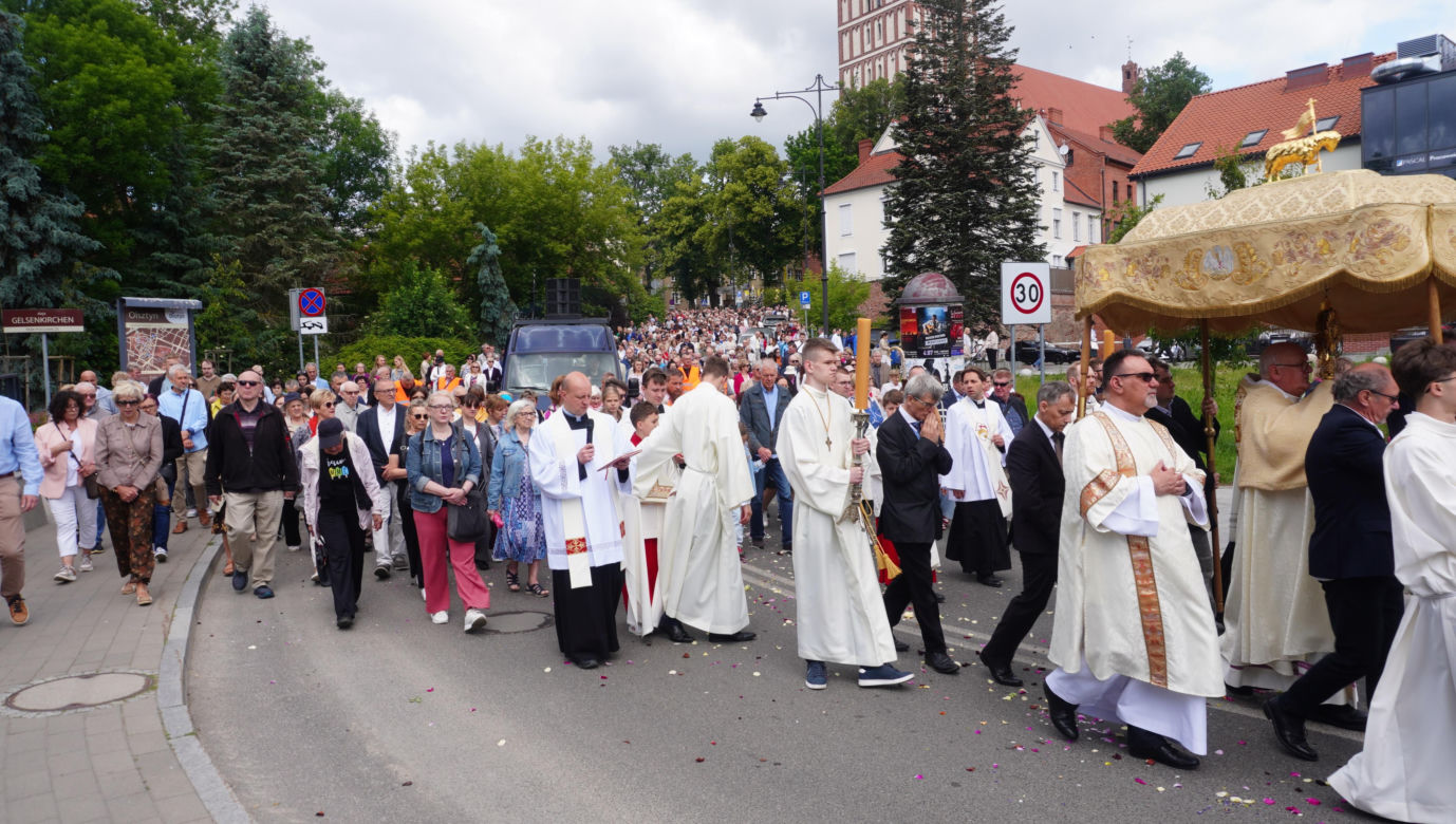 Boże Ciało 2025. Tysiące osób uczestniczyło w olsztyńskich procesjach