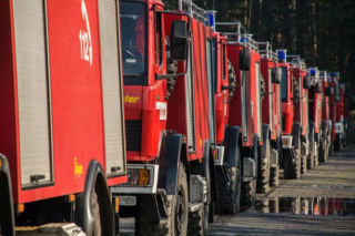 Wypadek drogowy przyczyną tragicznego pożaru auta niedaleko Poznania