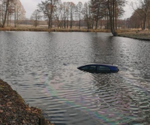 Groźny wypadek przy dworku w Krześlowie. Dachujące auto wpadło do fosy i zatonęło