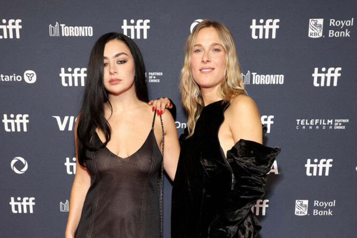 Lena Góra i Charlie XCX w Toronto. Polska gwiazda świeci pupą!