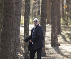 Karol Karski w lesie