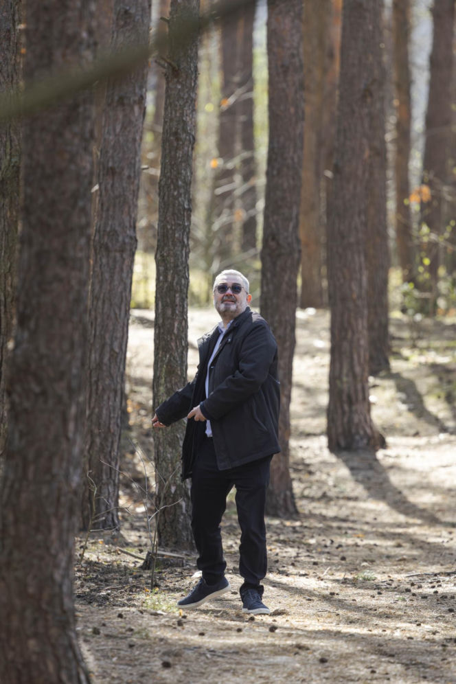 Karol Karski w lesie