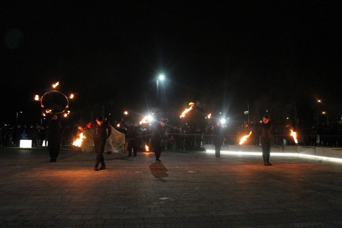 WOŚP 2023 w Krakowie: Fire Show w Nowej Hucie w wykonaniu grupy Spontan Fire