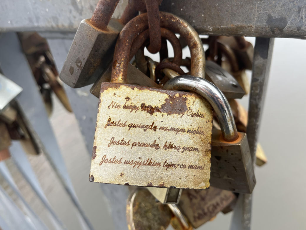 Kłódki zakochanych na Moście Jordana w Poznaniu