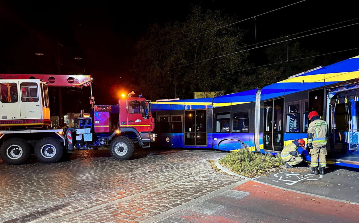 Tajemniczy wypadek na ul. Bydgoskiej w Toruniu. Auto zderzyło się z tramwajem