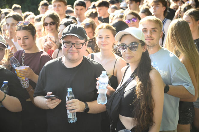 Fani w upale czekają na koncert The Weeknd. Tłumy w Warszawie