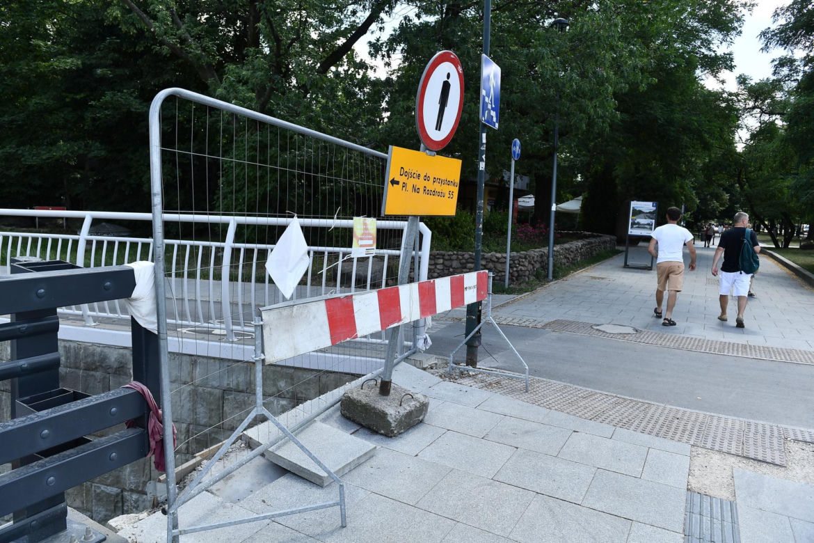 Wiemy kiedy ruszą windy na placu Na Rozdrożu. Na razie piesi muszą gramolić się po schodach