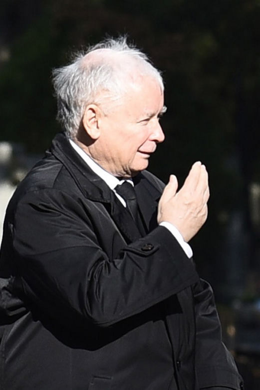 Limuzyną na grób matki. Jarosław Kaczyński 