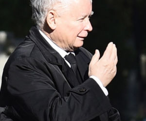 Limuzyną na grób matki. Jarosław Kaczyński 
