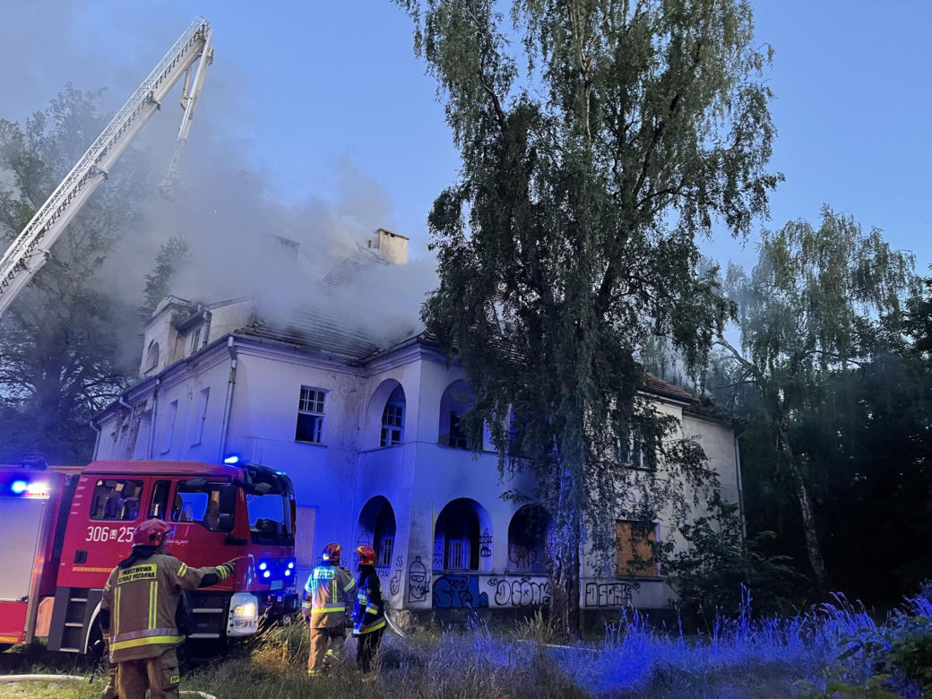 Pożar na Bemowie. Płonie zabytkowa willa. „Musieliśmy ewakuować strażaków”